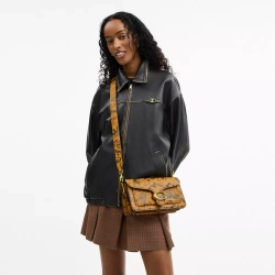 COACH СУМКА ЧЕРЕЗ ПЛЕЧО TABBY 26 С ПРИНТОМ ГРАФФИТИ, ОХРА