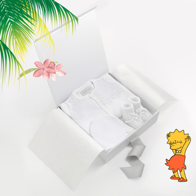 Комплект из хлопка: комбинезон с кружевом, шапочка и пинетки (Белый)