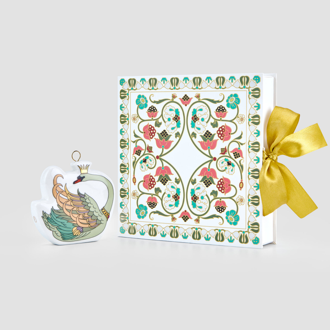 Елочная игрушка Farforite «Лебедь / Из сказки в сказку» в подарочной коробке