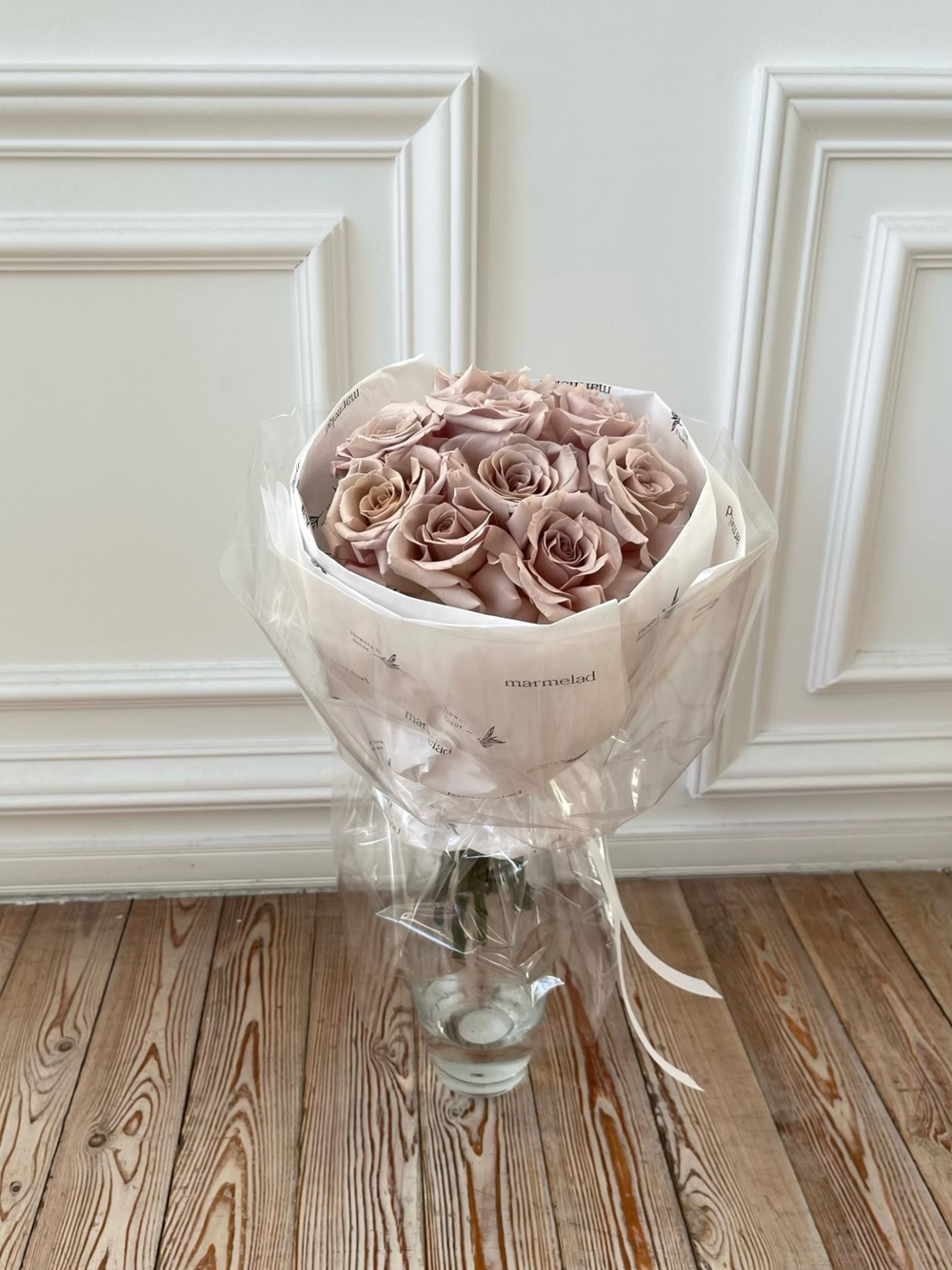 Букет 9 роз в кремовом оттенке в оформлении