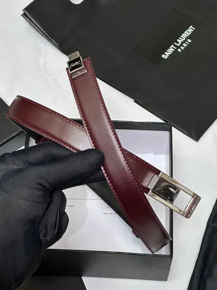 Ремень Saint Laurent с пряжкой CHARNIERE из гладкой кожи, винный