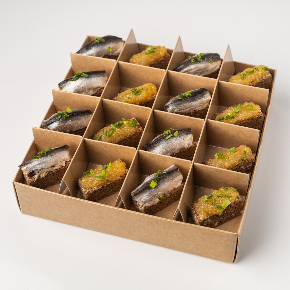 Бокс канапе Бородинский Наполеон с рийетом из скумбрии и икрой