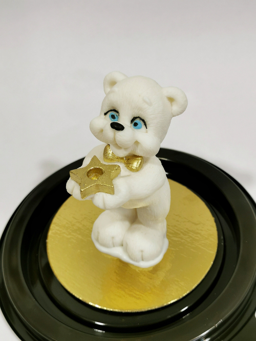 Мишка задувает свечку из шоколадной глазури