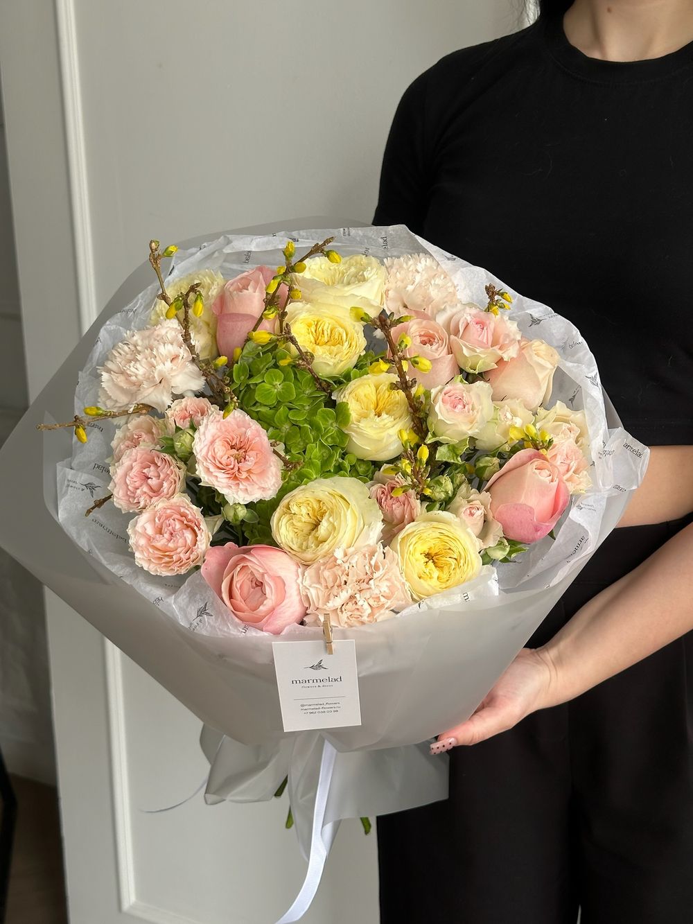 Букет из кустовых роз, гортензии, диантусов и форзиции