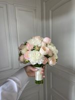 Свадебный букет из одноголовых роз, диантусов и кустовых пионовидных роз