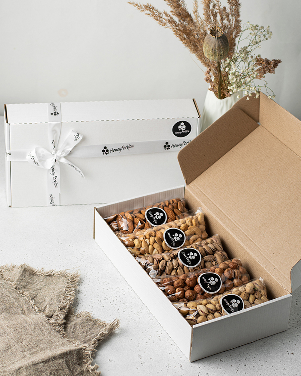 Набор орехов HoneyForYou (5 видов) в белой подарочной крафт-коробке