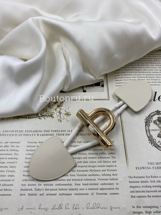 Застежка клевант белая с золотистыми металлическими элементами