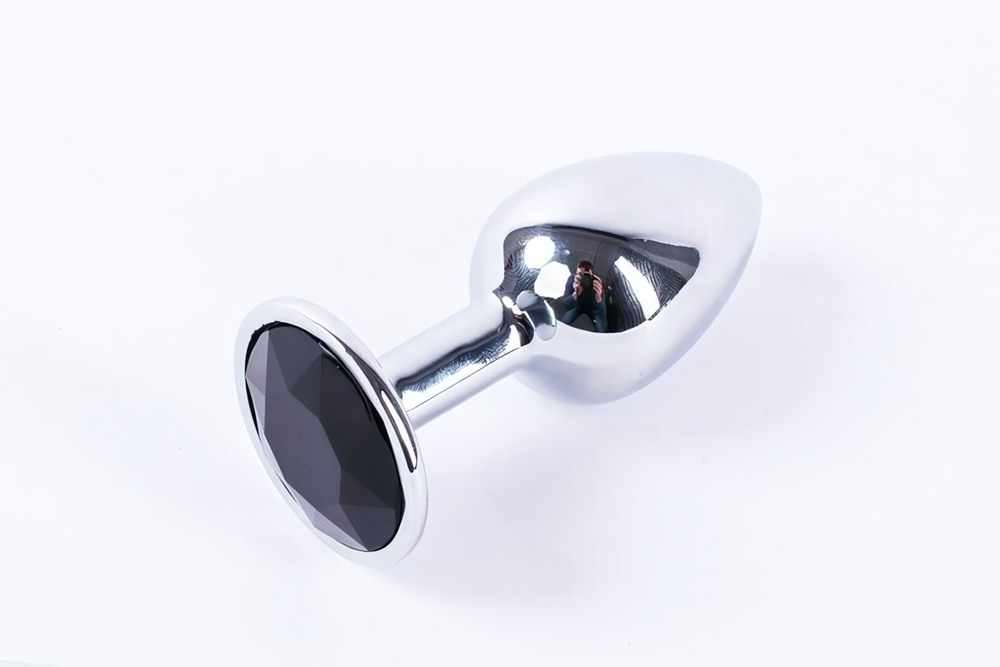 Анальная пробка металлическая серебристая с черным кристаллом Onjoy Metal Plug Silver Small (Цвет: серебряный с черным)