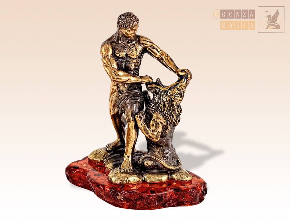 фигурка Самсон на янтаре