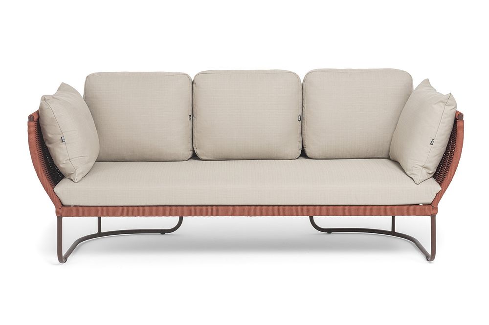 "Фиджи" диван 3-местный плетеный из роупа, каркас алюминий коричневый (RAL8016) муар, роуп красный (8372) круглый tex, ткань Mossle бежевая
