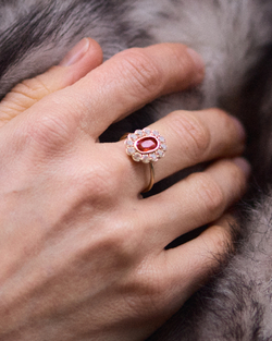 кольцо с сапфиром падпараджа и белыми топазами