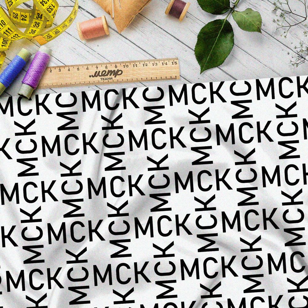 Ткань поплин узор из чёрных букв на бежевом фоне