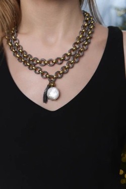 Колье двойная цепь ролло графит/матовое золото с белой барочной жемчужиной и кисточкой