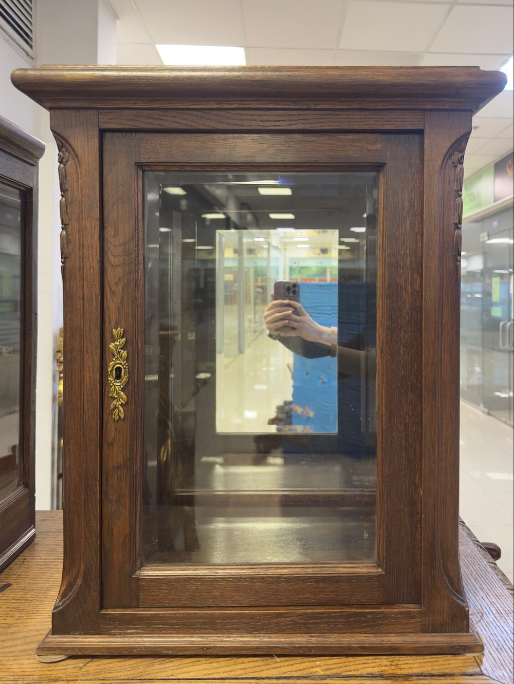 Пара старинных витрин