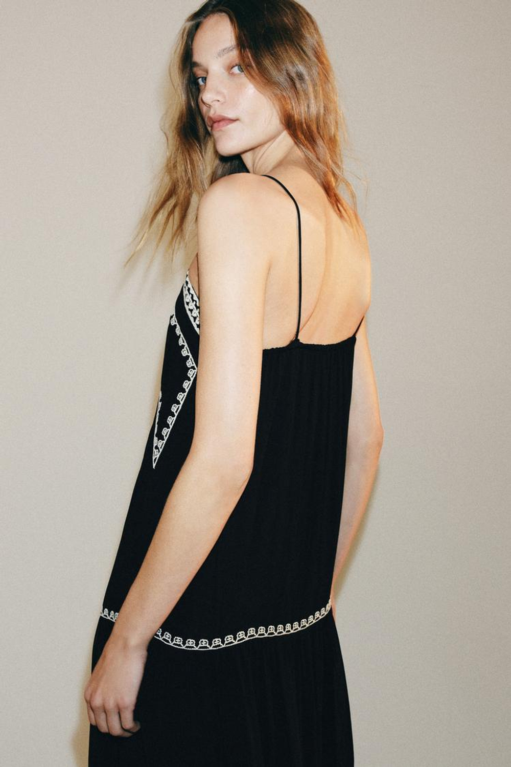 ZARA ДЛИННОЕ ПЛАТЬЕ С ВЫШИВКОЙ ИЗ КОЛЛЕКЦИИ ZW, ЧЕРНЫЙ/ЭКРЮ
