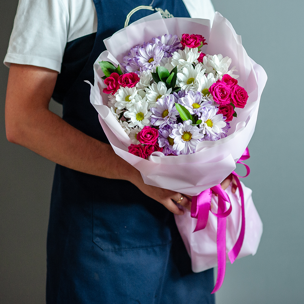 Сборный букет из кустовой хризантемы и кустовой розы