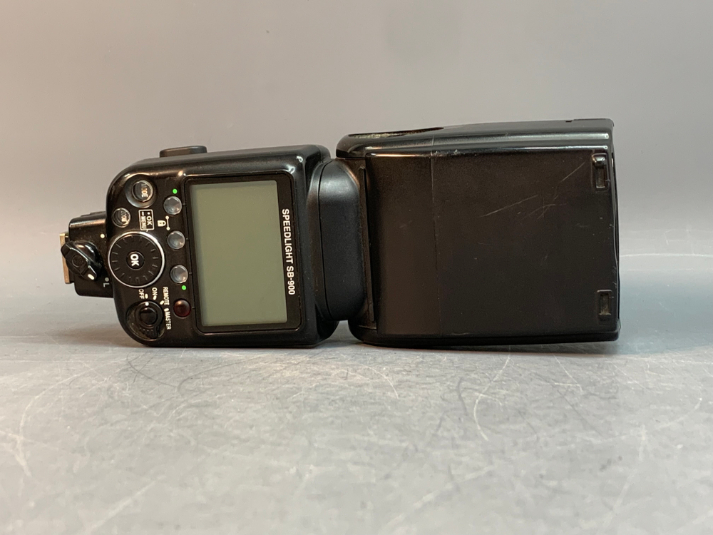 Nikon SB-900, отсутствует накладка на корпусе