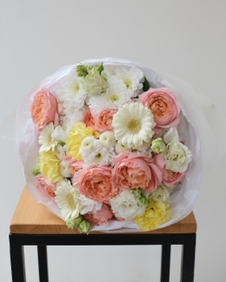 Дофаминовый букет с розами Джульетта, герберами и хризантемами