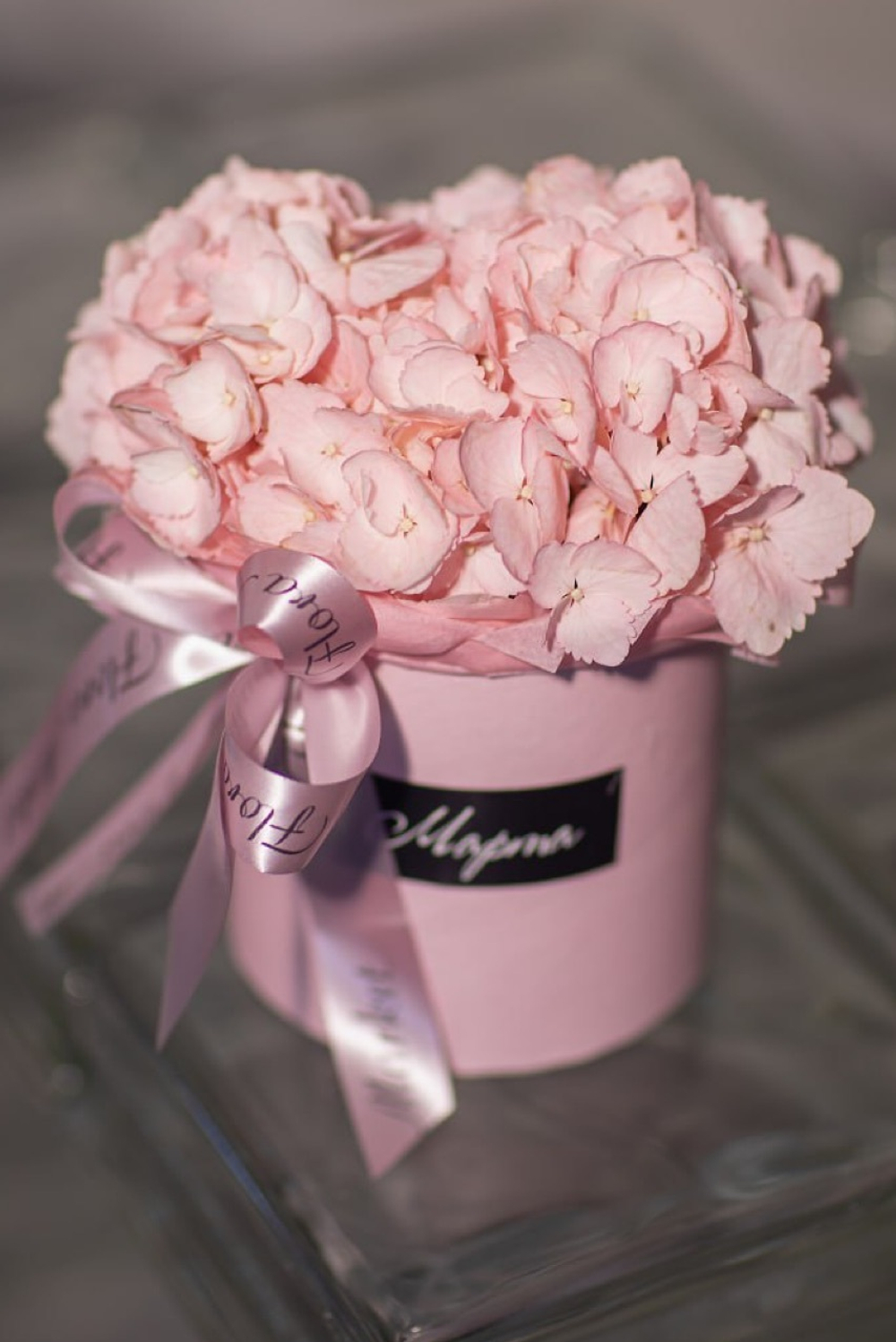 Композиция из нежно - розовой гортензии в шляпной коробке «с 8 Марта»