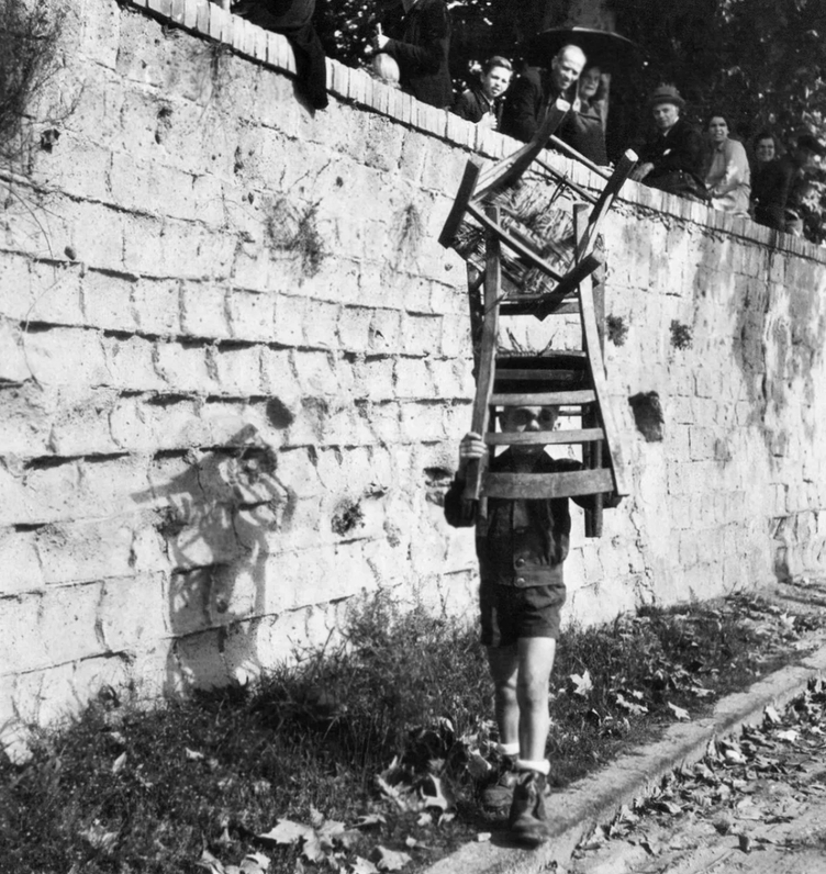 Поэзия дворов: публичный театр, где частное становится общим