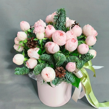 Композиция с пионовидными розами и веточками нобилиса