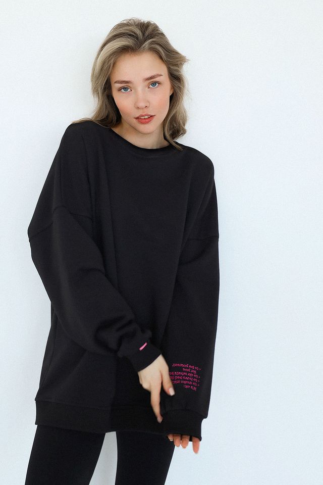 Черный свитшот с вышивкой на рукаве