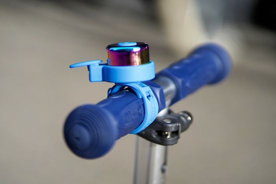 Звоночек на самокат неохром синий BOX