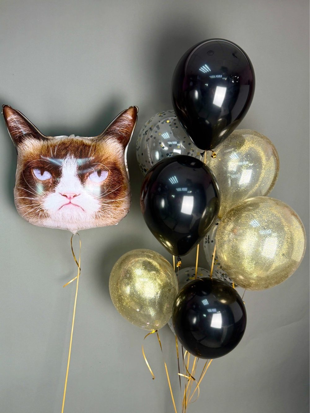 Шары воздушные на день рождения с гелием «Угрюмый кот» с фонтаном в черных и золотых цветах