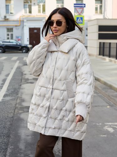 Светло-бежевый удлиненный пуховик с манишкой-капюшоном