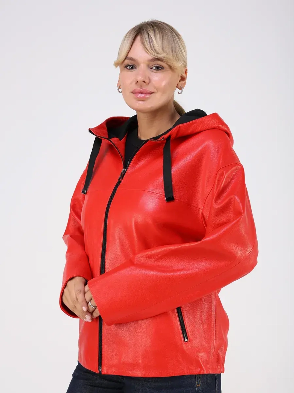 Кожаная куртка демисезонная с капюшоном короткая