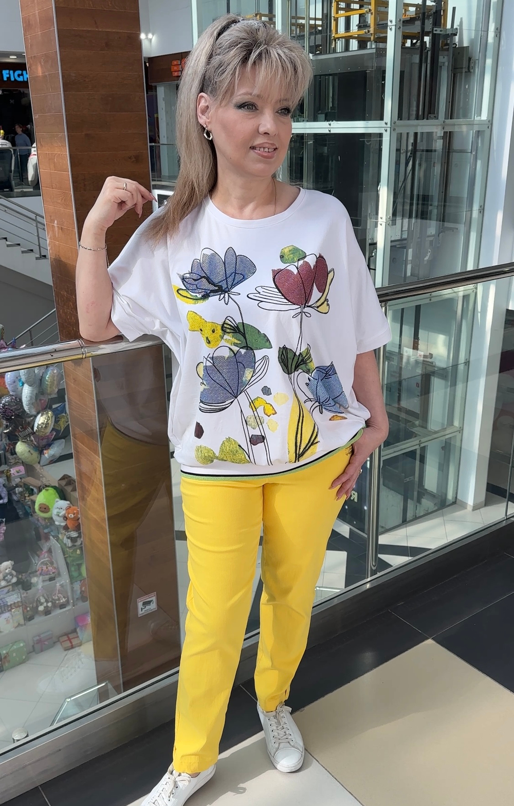 Футболка-блузон с цветным принтом на "столбике"