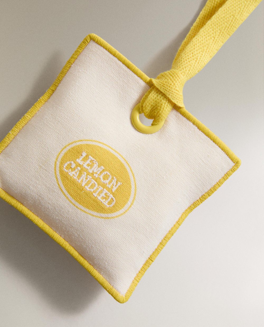 Zara Home Ароматизатор для автомобиля Lemon Candied 22 мл, аромат свежий цитрусовый, Горчичный