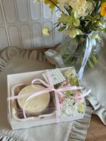 Бенто торт 450 гр Ванильный с клубникой с цветочным оформлением