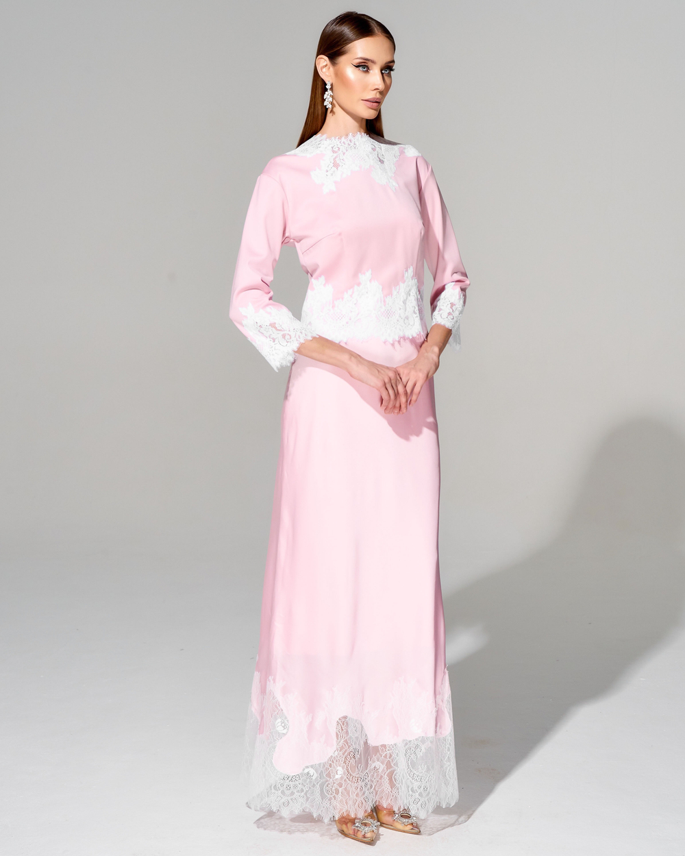 Блуза из премиальной костюмной ткани с отделкой кружевом ручной работы