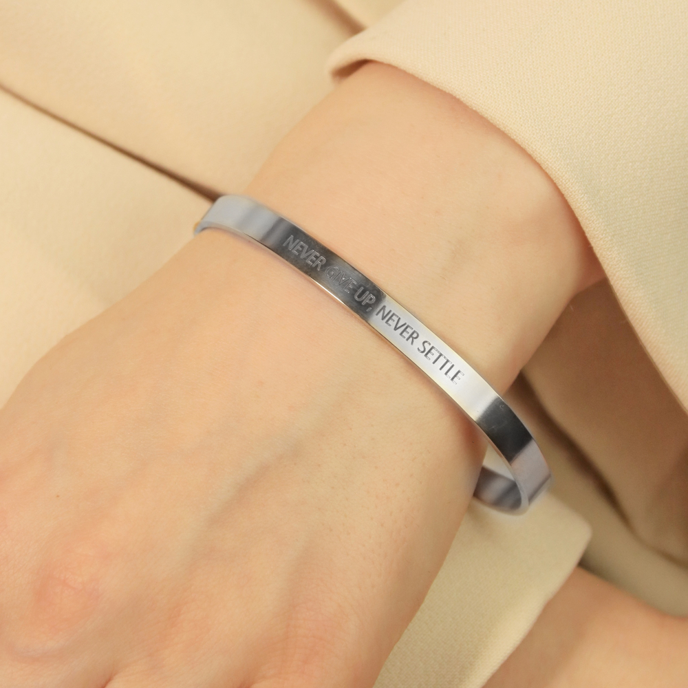 Мотивационный браслет Never Give Up, Never Settle Silver