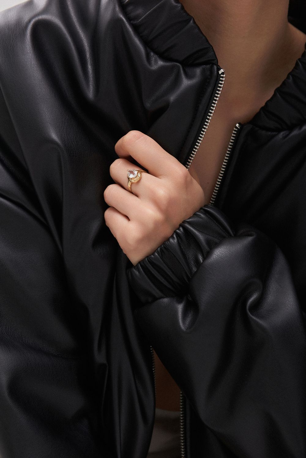 Кольцо Crystal Drop с горным хрусталем (желтое золото)