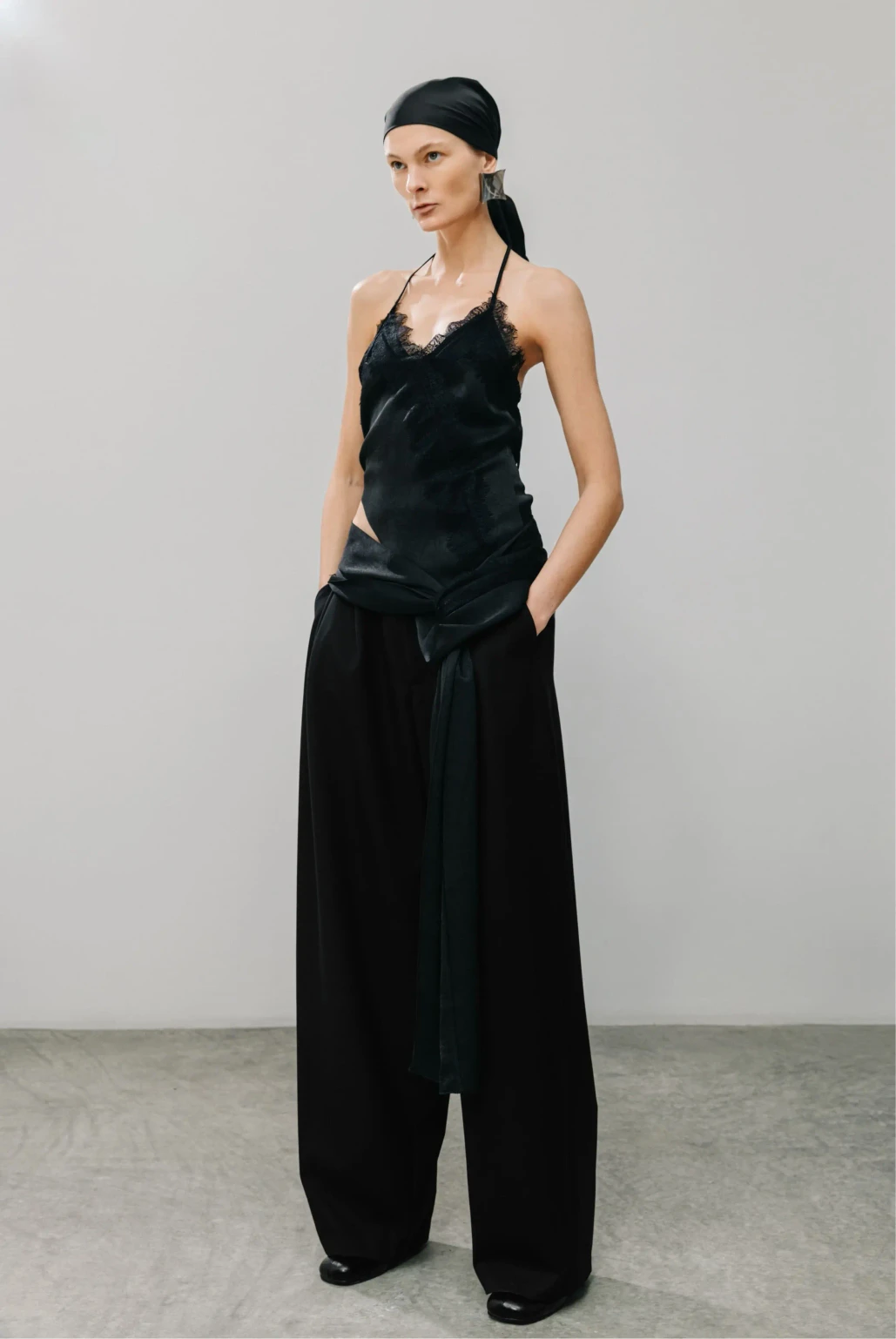 Топ с кружевом черный