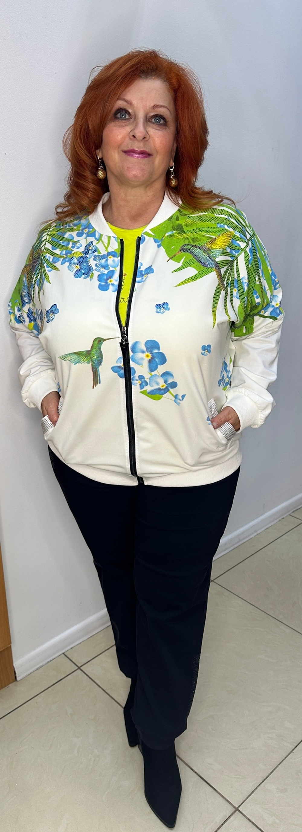 Белый жакет-бомбер с цветным принтом