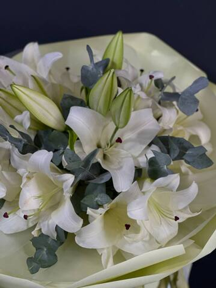 Букет лилий с эвкалиптом