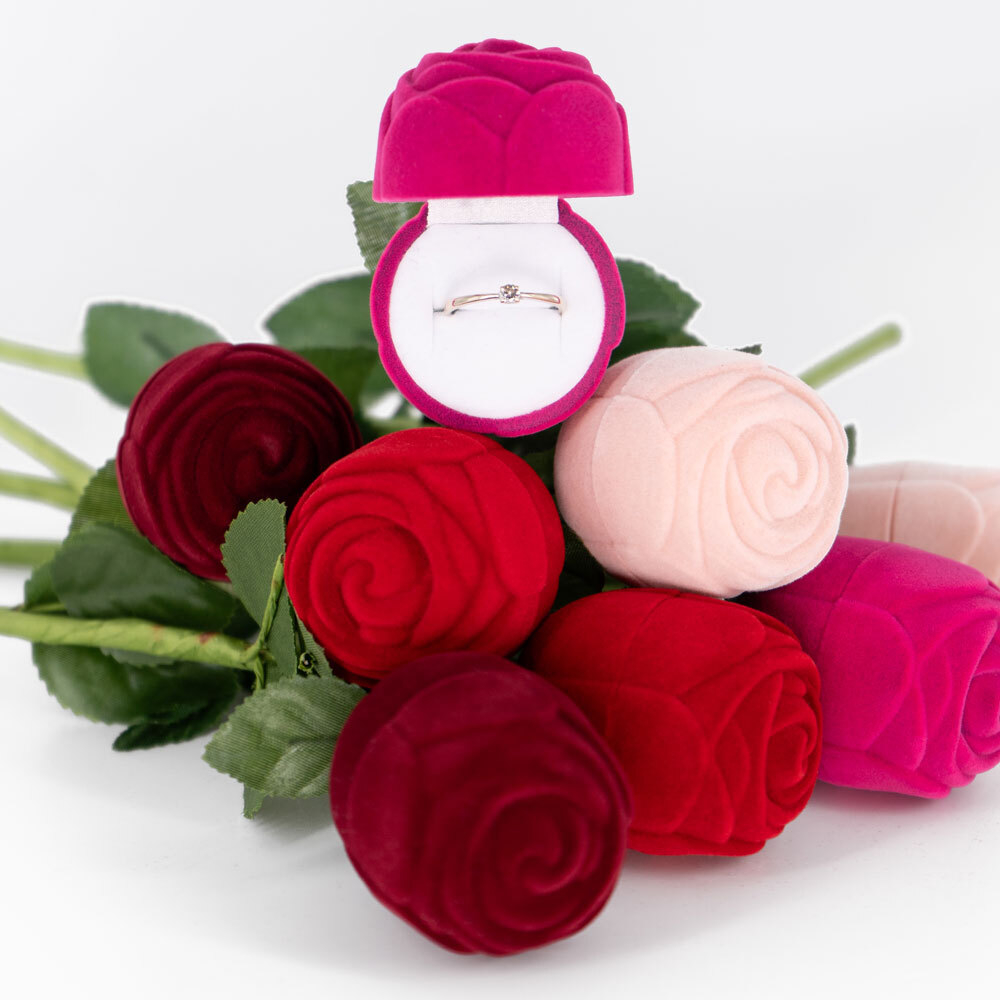 Оригинальный футляр в форме розы на стебле для презентации украшения