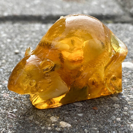 Мышка на кусочке сыра