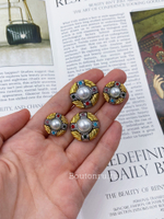 Пуговицы в золотистом и серебристом металле с разноцветными стразами и белым жемчугом