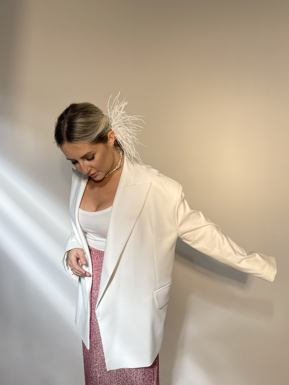 Заколка с белыми перьями