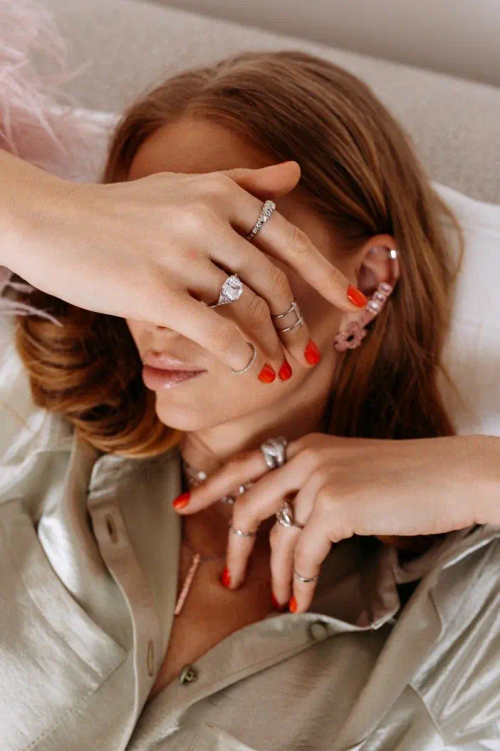 Кольцо со вставками камней