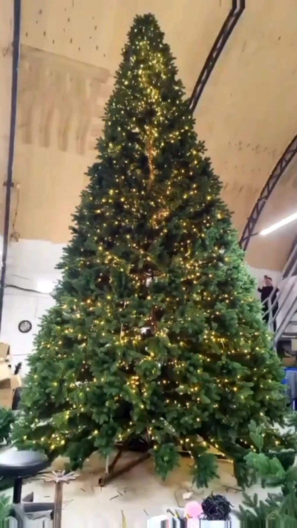 Ствольная елка с гирляндой встроенной «Изящная» (Литая хвоя) от 3 м до 8 м