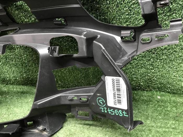 Кронштейн бампера левый Mercedes C w205 18-23 AMG