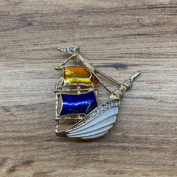 Брошь Корабль с 2 парусами эмаль белая оранжевая синяя стразы металл золотистый