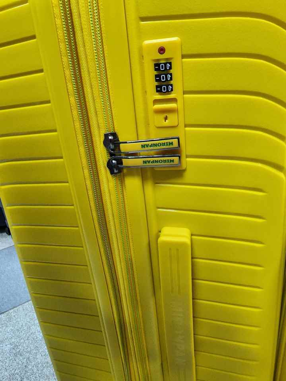 Чемодан Средний (М) полипропилен "Mironpan" съёмные колёса