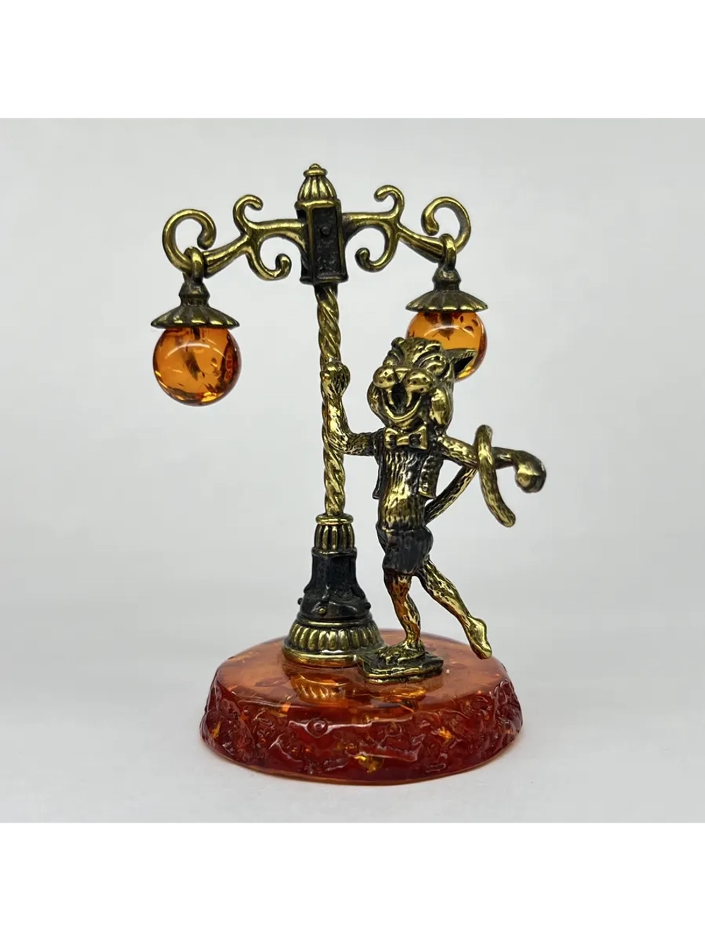 Бронзовая статуэтка на янтаре