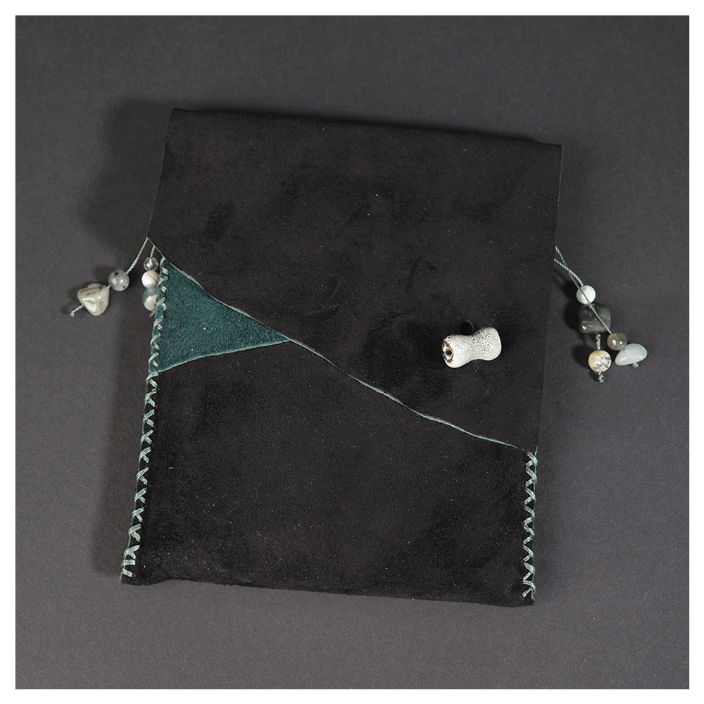 Кожаная обложка на паспорт «Шаманка» (фигура)